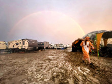 Проливни дъждове поставиха в смъртоносен капан посредата на пустинята в Невада 70 хиляди гости на фестивала Burning Man, един вече загина