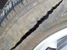 Деца срязаха гумите на кола, собственикът се закани да се саморазправи с тях, ако полицията не си свърши работата