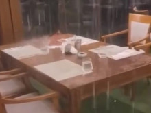 Силният дъжд проби покрива на ресторант в Поморие