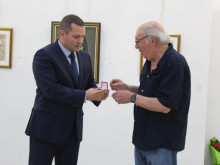Известният русенски живописец Николай Караджов бе удостоен със златна значка за 50-годишнината от творческия му път