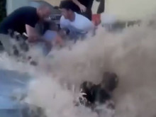 Драма в центъра на Атина: Мъж едва спаси дете от потопа