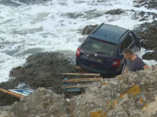 Застрахователи искат шофьор да закара колата си при тях, а тя е заседнала в скалите след наводнението 