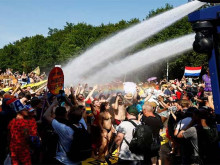 В Нидерландия полицията разпръсна с водни оръдия многохиляден протест, задържани са 2400 души