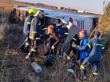 Четирима души са загинали, а 53-ма са ранени при тежка катастрофа с автобус до Атина