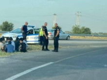 Хванаха десет нелегални мигранти в автомобил край Враца