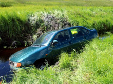 25-годишен бургазлия се обърна с колата си в канавка