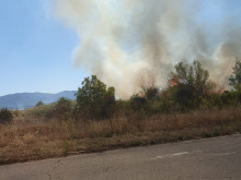 Пожар гори до източния вход на Казанлък, в близост до бензиностанция