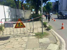 Заради строеж в центъра на Варна: Пешеходци преминават в близост до фучащи автомобили