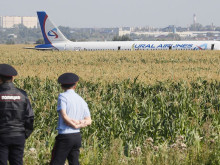 Самолет кацна аварийно в полето в Русия, 165 души са спасени по чудо