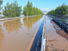 Магистралата и жп линиите в Централна Гърция остават затворени заради наводненията
