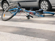 12-годишно дете с колело профуча на червено във Варна, отнесе го такси