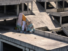 Клошари се заселиха в изоставен строеж в столицата