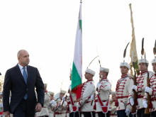 Румен Радев участва в тържествената церемония по издигане на националното знаме на България в Ямбол