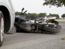 Моторист е със сериозни наранявания след челен удар с кола в Бургас