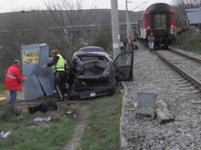 Мъж загина, а дете е в тежко състояние след сблъсък между влак и автомобил