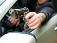 Кошмар в Бургас: 21-годишен за малко да прегази цяло семейство, а после им извади и пистолет