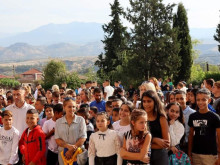 100-ият училищен звънец би в училището в село Микрево 