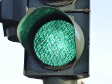 Светофар на кръстовище в Сливен е пречупен след катастрофа