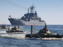 Русия предислоцира три кораба-амфибия от Черно в Азовско море