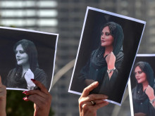 Иран отбеляза годишнината от смъртта на Махса Амини с арести на членове на семейството ѝ