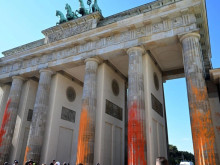 Екоактивисти заляха с боя Бранденбургската врата