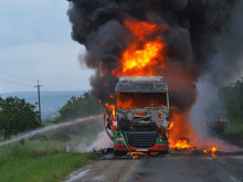 ТИР горя на пътя край село Калипетрово