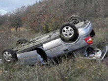 Шофьор без книжка обърна кола по таван край Марково, един загина