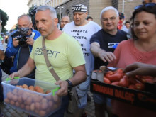 Зам.-кмет към премиера: Когато умнокрасивите протестиращи хвърляха турски домати беше демократично, а земеделците са терористи, а?
