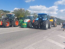 Земеделците блокираха главен път София - Варна