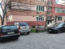 Благоевградчани се оплакват от повредени тротоари, заради неправилно паркирани автомобили