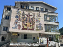 Община Смолян отпуска 3500 лв. за укрепване на мозаечното пано на сградата на пощата в квартал Устово