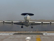 НАТО изпраща разузнавателен самолет AWACS в Литва, за да наблюдав...