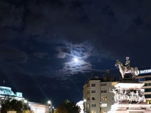 Красива луна над София