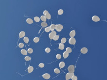 Бели балони в небето над Пазарджик в памет на жестоко убития Ангел
