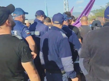 Протестиращите разкъсаха полицейския кордон край АМ 