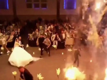 Булката и младоженецът, чиито 100 близки загинаха на сватбата им,...