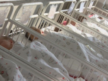 Съществуват снимки от изписването на разменените бебета в Шейново