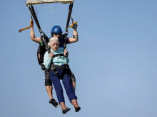 104-годишна пенсионерка скочи с парашут и счупи исторически рекорд