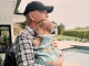 Радост: Брус Уилис прегръща първото си внуче