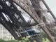 Хеликоптер прелетя под Айфеловата кула