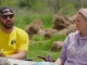 Младо семейство строи къщи от сламени панели. Защо?