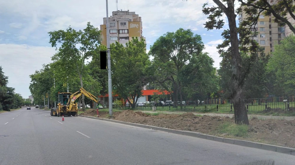 Багерът изравнява на място терена