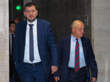 Данчо Иванов срещу Радан Кънев? Това не е състезание, а жанрово объркване