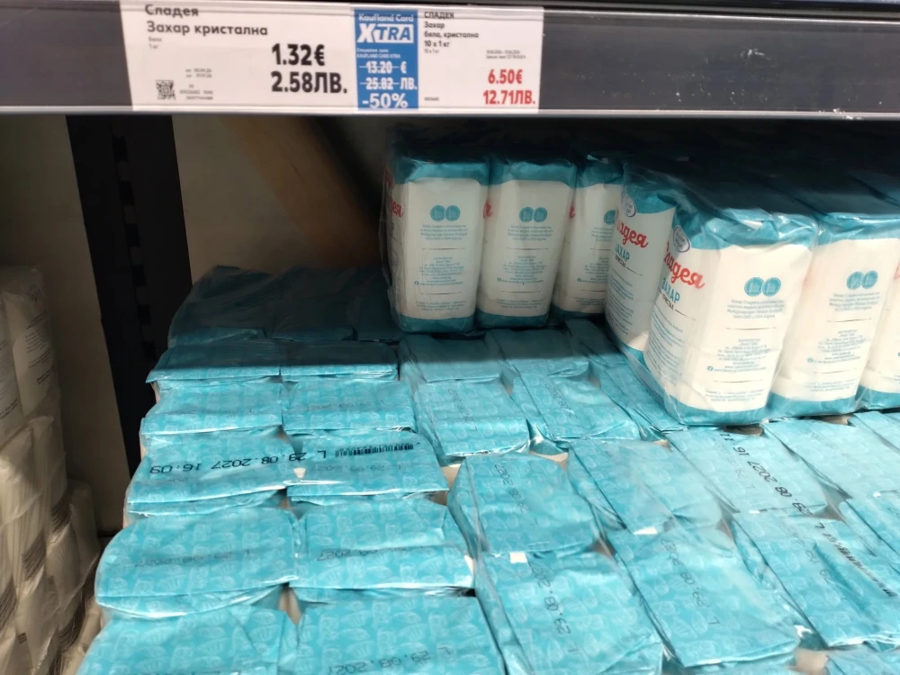 На същия рафт захар „Сладея“ на промоция за 0,65 € за килограм – с 30 цента по-евтина от държавната.
