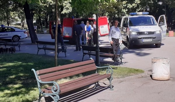 Първи кадри от мястото в центъра на Пловдив, на което мъж почина внезапно