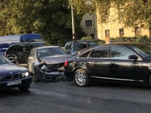 Троен сблъсък! Катастрофа на най-натоварения булевард в Пловдив!