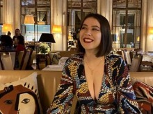 Жена с голямо деколте предизвика смут в музей