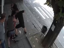 Брутално видео! Пребиха Ради Дългия пред заложна къща