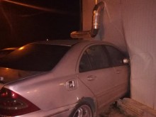 Кола се вряза в магазин, спешно търсят кръводарители за тежко пострадал