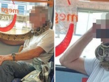 Мъж покри лицето си със змия вместо с маска в автобус